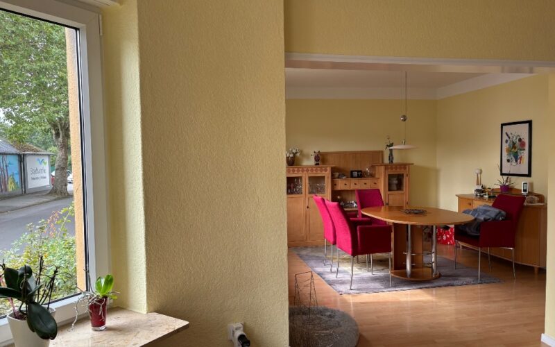 Wohnzimmer im Erdgeschoß des Hauses mit Blick vom Erker zum Essbereich. Der Wohnraum ist zur Graf-Adolf-Straße in Fröndenberg gelegen.