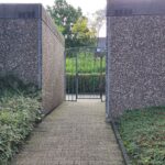 Wenige Schritt führen von der Haustüre zur Garage. Die garage gehört zur Eigentumswohnung