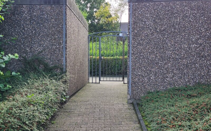Wenige Schritt führen von der Haustüre zur Garage. Die garage gehört zur Eigentumswohnung