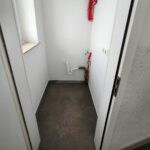 Ein separater Raum bietet einen Stellplatz für Waschmaschine und Wäschetrockner. Dies erhöht den Wohn-Comfort erheblich