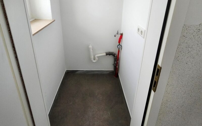 Ein separater Raum bietet einen Stellplatz für Waschmaschine und Wäschetrockner. Dies erhöht den Wohn-Comfort erheblich