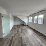 Der Wohn-Essbereich der 3-Zimmer-Wohnung, die zu vermieten ist. Große Fensterflächen sorgen für Helligkeit und bieten einen Blich über die Dächer von Iserlohn-Letmathe.