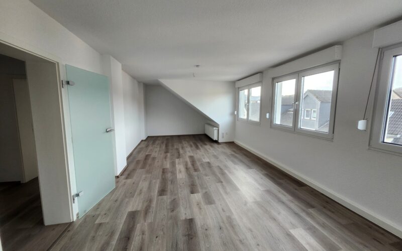 Der Wohn-Essbereich der 3-Zimmer-Wohnung, die zu vermieten ist. Große Fensterflächen sorgen für Helligkeit und bieten einen Blich über die Dächer von Iserlohn-Letmathe.