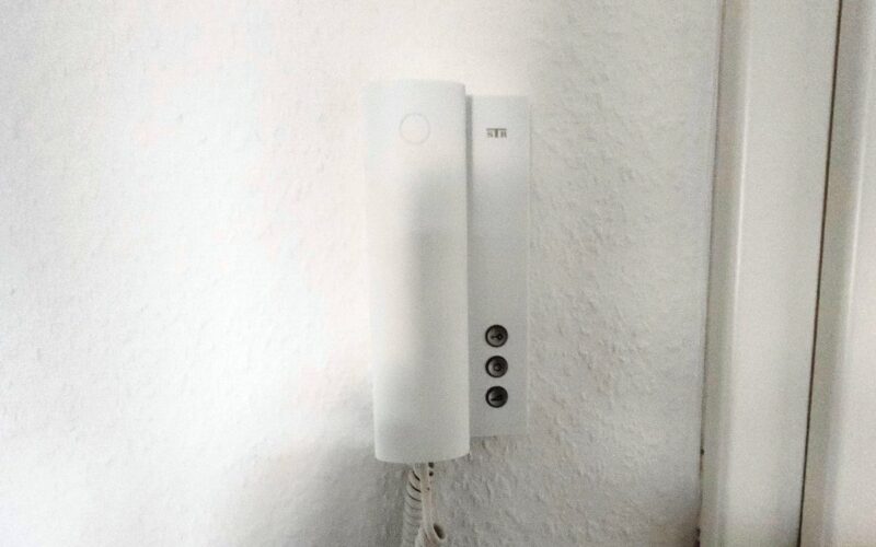 Die moderne Klingel- und Haus Sprechanlage erhöht den Komfort der Wohnung erheblich.