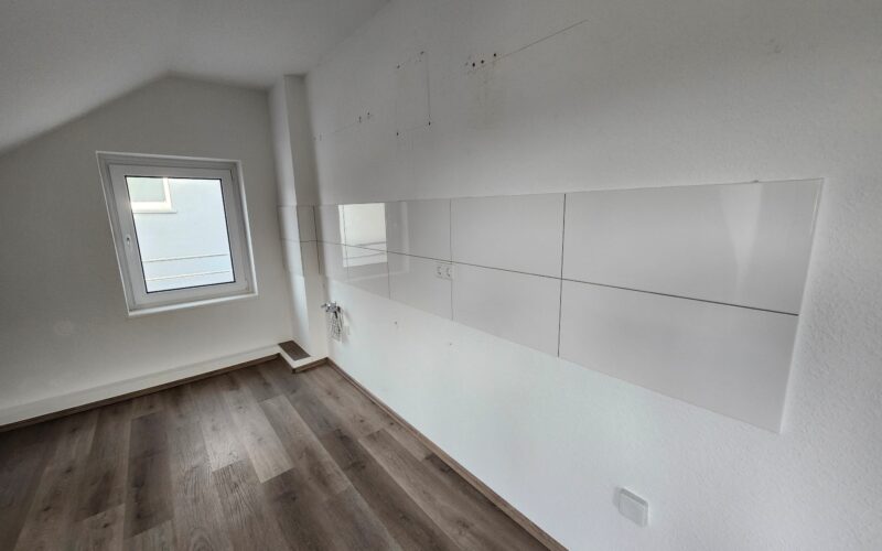 Hier ist der Platz für die Einbauküche. Die Wohnung hat einen zusammenhängenden Wohn-Essbereich