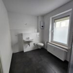 Gesamtansicht Bad mit Waschtisch, Dusche, WC und Tageslicht im dritten OG. Die 3-Zimmer-Wohnung in Iserlohn-Letmathe ist zu vermieten! 3-Zimmer-Wohnung- Iserlohn-Letmathe. Besichtigungstermine bei WZ-Immobilien – Ihrem Makler für Iserlohn, Hemer, Menden und Umgebung