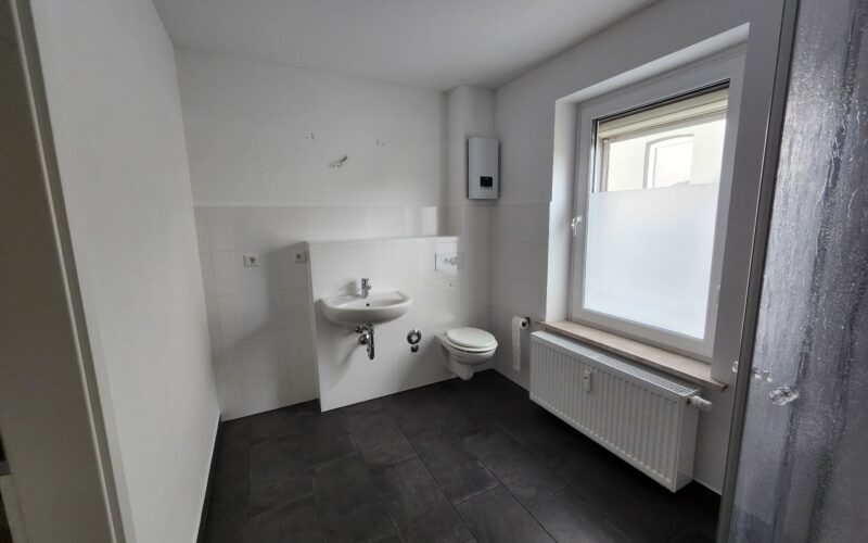 Gesamtansicht Bad mit Waschtisch, Dusche, WC und Tageslicht im dritten OG. Die 3-Zimmer-Wohnung in Iserlohn-Letmathe ist zu vermieten! 3-Zimmer-Wohnung- Iserlohn-Letmathe. Besichtigungstermine bei WZ-Immobilien – Ihrem Makler für Iserlohn, Hemer, Menden und Umgebung