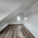 Das Bild zeigt den Küchenbereich. Die Küchenzeile ist weiß gefliest und verfügt über alle Küchenanschlüsse. Für die Dunstabzugshaube gibt es eine Steckdose oben an der Wand