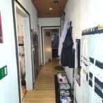 Die Diele im Erdgeschoß mit fünf Türen zu Wohnzimmer, Bad, Küche, Schlafzimmer und Kinderzimmer.