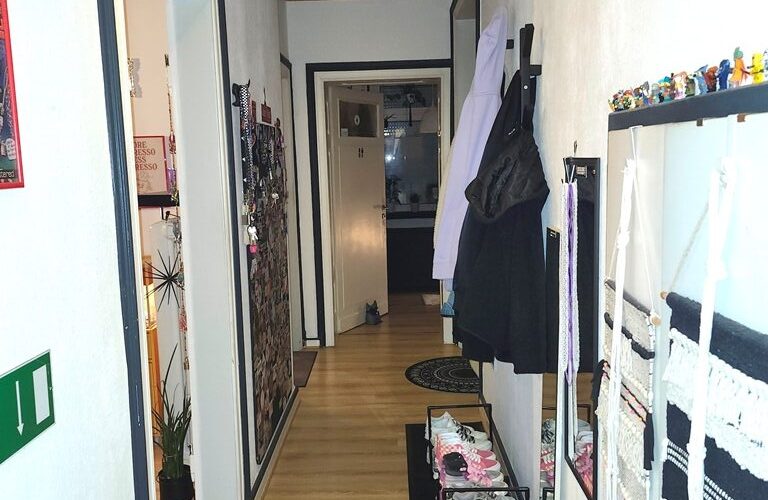 Die Diele im Erdgeschoß mit fünf Türen zu Wohnzimmer, Bad, Küche, Schlafzimmer und Kinderzimmer.