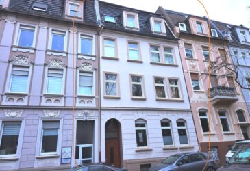 Dieses Mehrfamilienhaus in Iserlohn wird durch WZ-Immobilien verkauft. Wenn Sie ein Mehrfamilienhaus in Iserlohn kaufen möchten rufen Sie gerne an. Das Bild zeigt die Strassen-Ansicht des Hauses mit vier Stockwerken und dem Hauseingang.