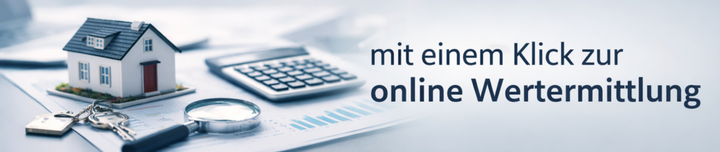Das Bild zeigt ein Haus, einen Rechner, und Unterlagen zu Berechnung eines Immobilienwertes. Es gehört zum Thema Gebäudemodernisierungsgesetz und Immobiliebewertung Iserlohn, Hemer, Menden, Hagen und Umgebung.
