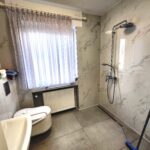 Das Duschbad im Erdgeschoß des Einfamilienhauses in Iserlohn-Hennen ist barrierefrei und behindertengerecht gestaltet.