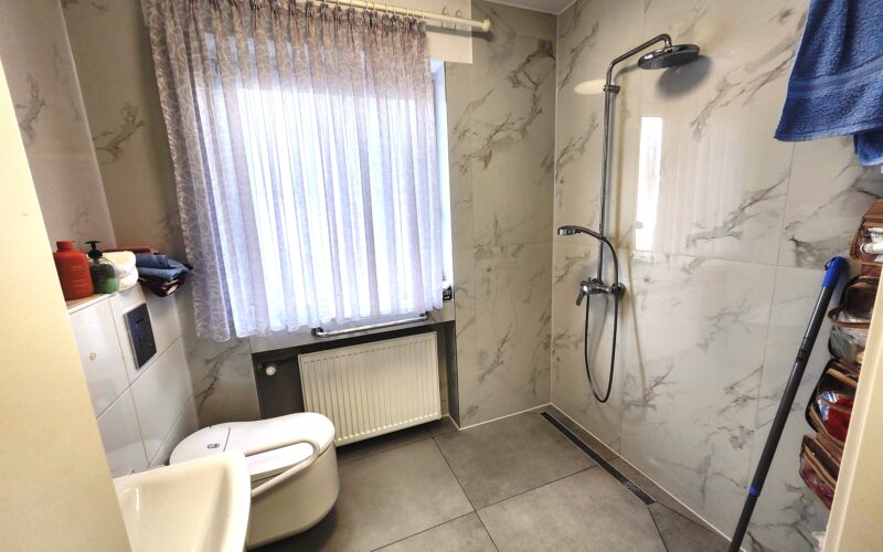 Das Duschbad im Erdgeschoß des Einfamilienhauses in Iserlohn-Hennen ist barrierefrei und behindertengerecht gestaltet.