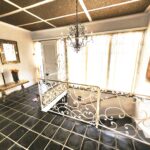 Die Diele mit Blickrichtung zum Eingang. Hier fühlt sich jeder Besucher wohl. Die geschmackvolle Einrichtung bietet ein gehobenes Ambiente.