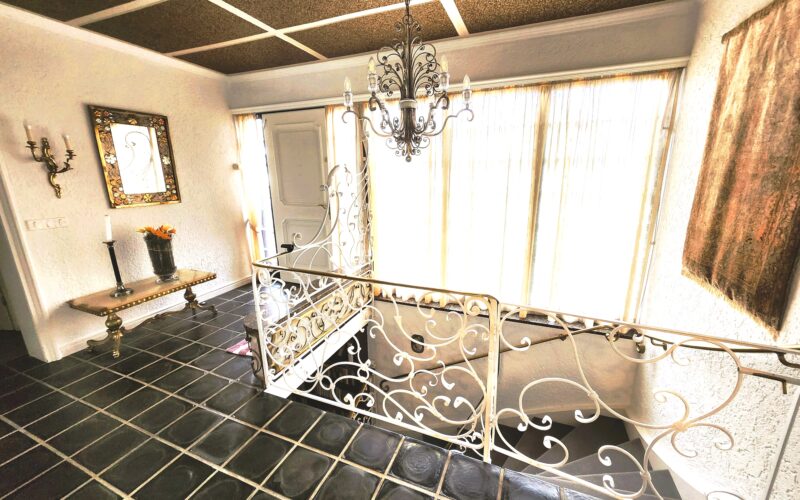 Die Diele mit Blickrichtung zum Eingang. Hier fühlt sich jeder Besucher wohl. Die geschmackvolle Einrichtung bietet ein gehobenes Ambiente.