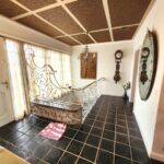 Die große Diele im Einfamilienhaus in Iserlohn Hennen umfasst ca. 20 qm. Von hier aus führt eine Treppe ins Souterrain. Die Treppe hat ein künstlerisch geschmiedetes Geländer. Die Diele ist hell und lichtdurchflutet. Das Haus verkauft WZ-Immobilien. Immer wenn es um Immobilien in Iserlohn geht- WZ-Immobilien.