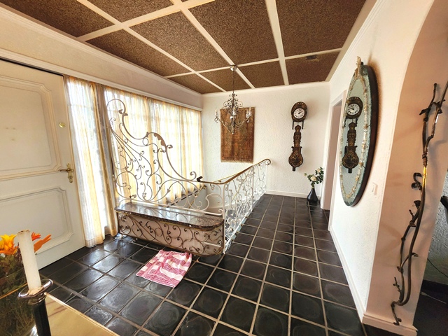 Die große Diele im Einfamilienhaus in Iserlohn Hennen umfasst ca. 20 qm. Von hier aus führt eine Treppe ins Souterrain. Die Treppe hat ein künstlerisch geschmiedetes Geländer. Die Diele ist hell und lichtdurchflutet. Das Haus verkauft WZ-Immobilien. Immer wenn es um Immobilien in Iserlohn geht- WZ-Immobilien.