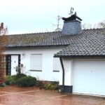 Seitlich des Hauses führt eine Treppe hinab zur Terrasse und zum Garten. WZ-Immobilien - Ihr Makler für Iserlohn, Hemer, Menden, Hagen und Umgebung - besichtigt gerne mit Ihnen diese Immobilie in Iserlohn-Hennen