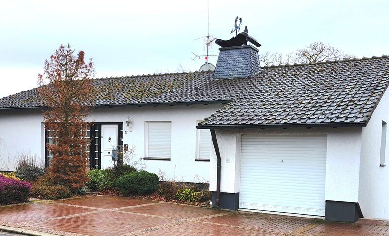 Seitlich des Hauses führt eine Treppe hinab zur Terrasse und zum Garten. WZ-Immobilien - Ihr Makler für Iserlohn, Hemer, Menden, Hagen und Umgebung - besichtigt gerne mit Ihnen diese Immobilie in Iserlohn-Hennen