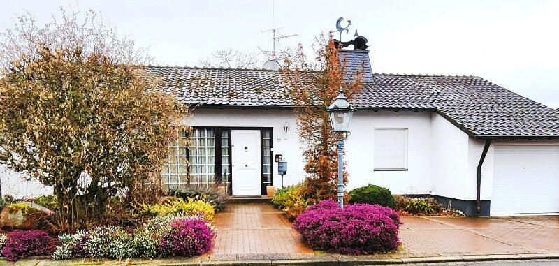 Straßenansicht des Einfamilienhauses in Iserlohn-Hennen mit Garage und Vorgarten.