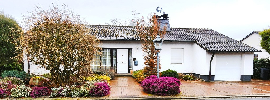 Straßenansicht des Einfamilienhauses in Iserlohn-Hennen mit Garage und Vorgarten.