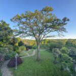 Gartenansicht vom Balkon der Einfamilienhauses in Iserlohn-Hennen im Sommer. der Weitblick ist unverbaubar.