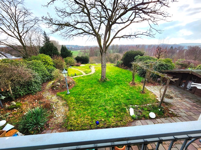 Aussicht über Garten und Landschaft vom Balkon des Einfamilienhauses in Iserlohn-Hennen