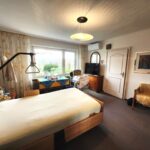 Schlafzimmer im Erdgeschoß des Einfamilienhauses das zu verkaufen ist. Fragen Sie WZ-Immobilien - Ihr Fachmann für Immobilien in Iserlohn.