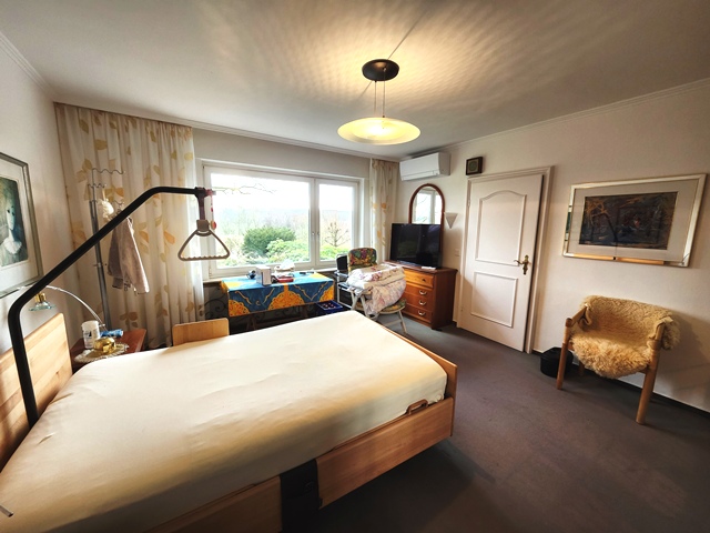 Schlafzimmer im Erdgeschoß des Einfamilienhauses das zu verkaufen ist. Fragen Sie WZ-Immobilien - Ihr Fachmann für Immobilien in Iserlohn.