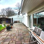Gesamtansicht der Terrasse am Einfamilienhaus in Iserlohn-Hennen. Angrenzend sieht man das Gartenhaus. Besichtigungen mit WZ-Immobilien sind nach Terminabsprache möglich.