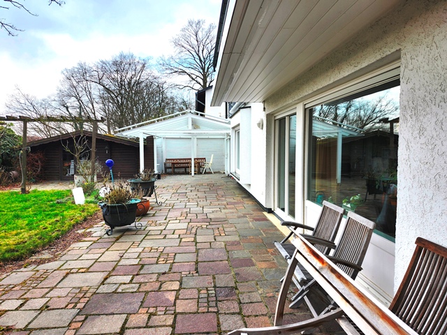 Gesamtansicht der Terrasse am Einfamilienhaus in Iserlohn-Hennen. Angrenzend sieht man das Gartenhaus. Besichtigungen mit WZ-Immobilien sind nach Terminabsprache möglich.