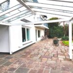 Terrassen-Überdachung mit Beschattungsanlage im Garten. Dieses Haus ist zu Verkaufen.