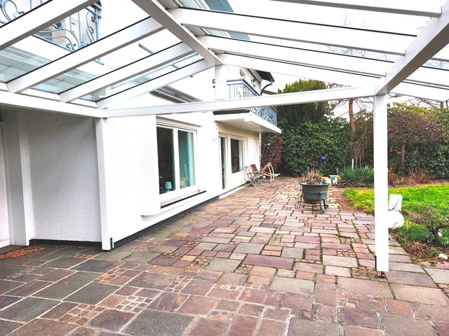Terrassen-Überdachung mit Beschattungsanlage im Garten. Dieses Haus ist zu Verkaufen.