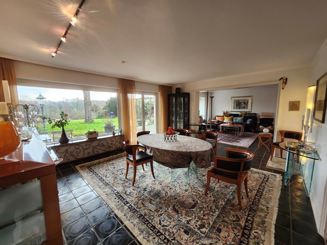 Gesamtansicht von Wohnzimmer uns Essbereich im Souterrain