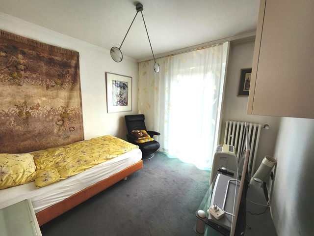 Eines der Drei Schlafzimmer im Erdgeschoß des Hauses in Iserlohn-Hennen. von hier aus gelangt man auch auf den Balkon mit Weitsicht über die Landschaft und den Garten.