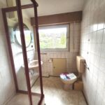 Badezimmer mit WC und Dusche im Zweifamilienhaus in Hemer