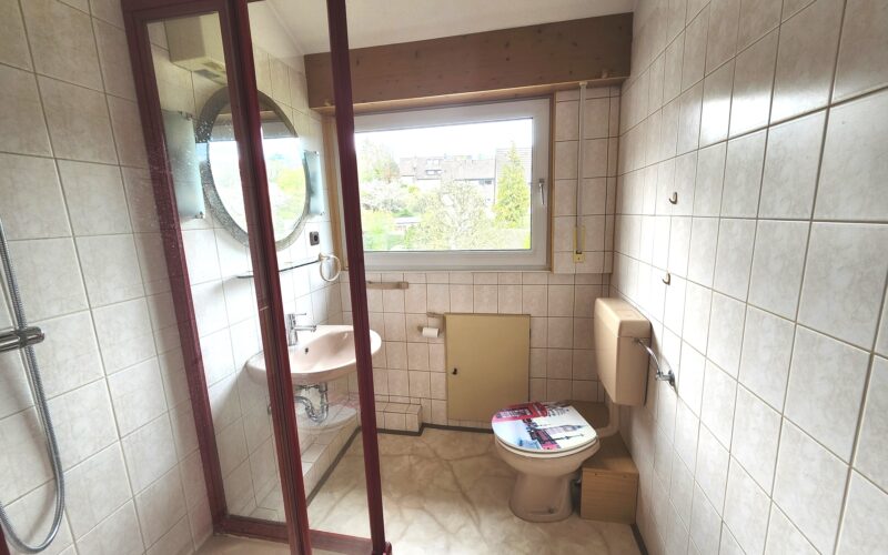 Badezimmer mit WC und Dusche im Zweifamilienhaus in Hemer