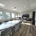 Großzügiger, heller Besprechungsraum im Büro in Iserlohn. Hier steht ein großer weißer Besprechungstisch