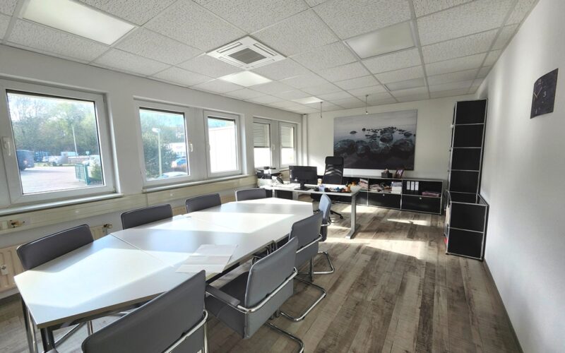 Großzügiger, heller Besprechungsraum im Büro in Iserlohn. Hier steht ein großer weißer Besprechungstisch