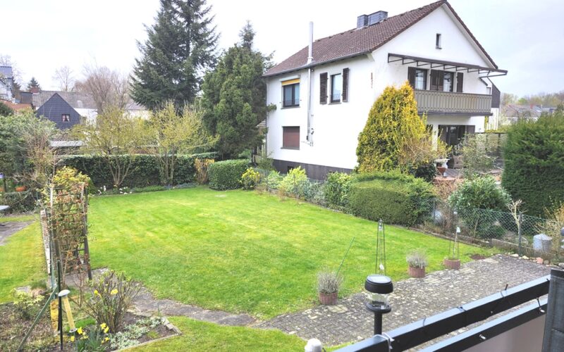 Blick vom Balkon des Hauses in Lippstadt zum Nachbargrundstück und den Garten.