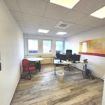 Einzelbüro in Iserlohn mit nur einem Schreibtisch und zwei Computer- Bildschirmen