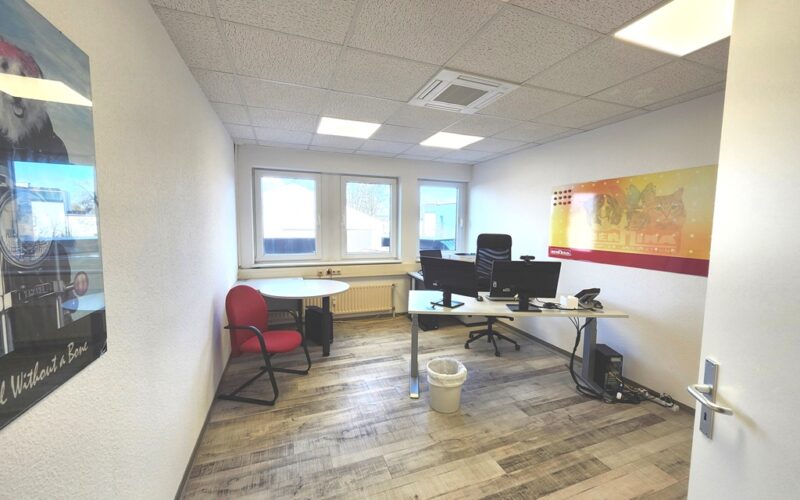 Einzelbüro in Iserlohn mit nur einem Schreibtisch und zwei Computer- Bildschirmen