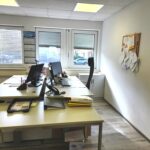 Büroraum in Iserlohn mit zwei Arbeitsplätzen und drei Fenstern in Südlage.
