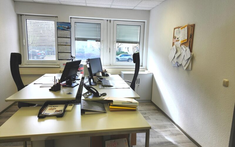 Büroraum in Iserlohn mit zwei Arbeitsplätzen und drei Fenstern in Südlage.