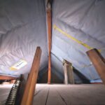 Das Dach hat eine Sparren-Dämmung und eine Einschubtreppe.