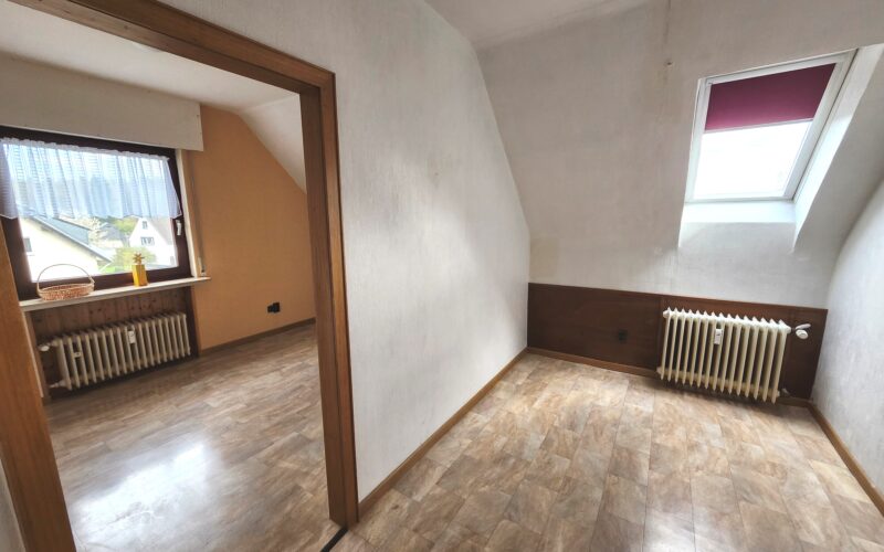 zwei Räume im Dachgeschoß in Hemer. Gerne vereinbaren wir mit Kaufinteressenten einem Besichtigungstermin