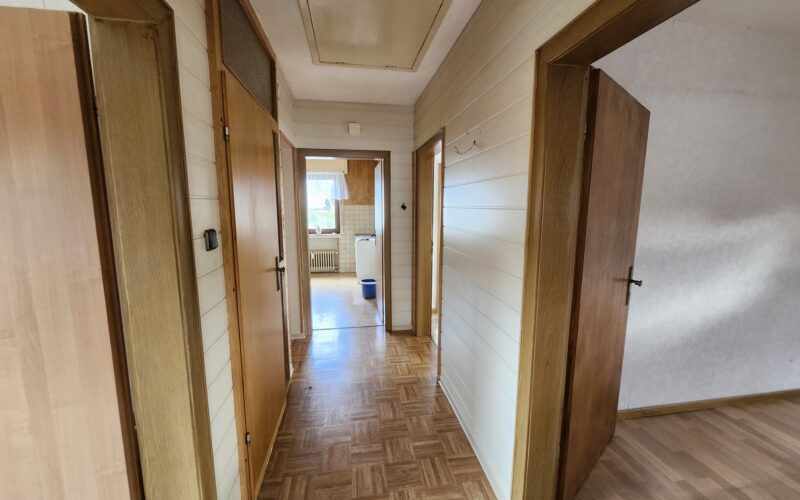 Diele groß und hell im Dachgeschoß des Zweifamilien-Hauses in Hemer