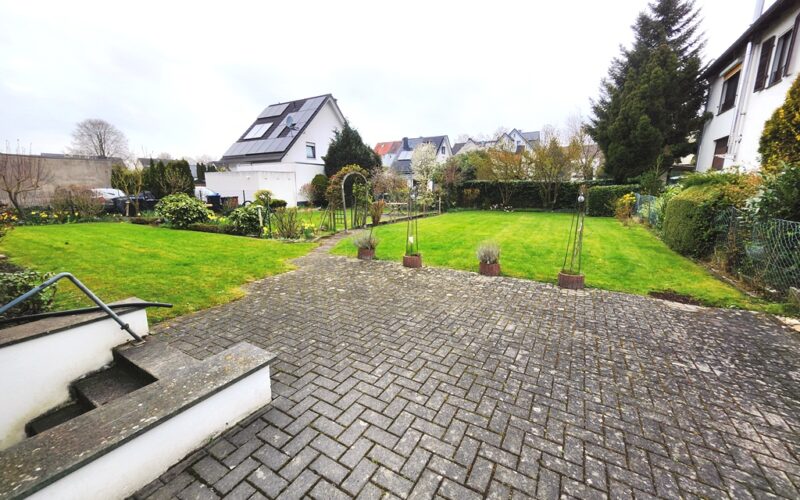 Ein breite Einfahrt verbindet da hinter dem Haus gelegene Grundstück mit der Straße. Das Erleichtert die Erschließung für eine Hinterlandbebauung in Lippstadt. Hier kann eine weiteres Haus, Garage, oder Stellplätze entstehen.