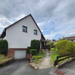 Der Eingang des Zweifamilienhauses in Hemer liegt am Stichweg und hat eine Garageneinfahrt